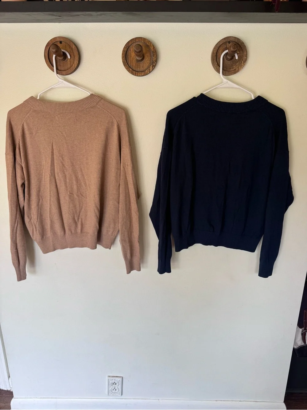 Amazon Essentials V-Neck crop Sweater in camel tan and Navy size large